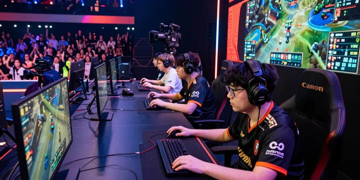 Suasana arena esports yang penuh warna dengan pemain terjun4d dalam aksi kompetitif.