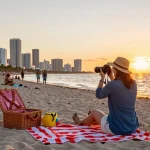Pengunjung https://miami4d.com/ menikmati suasana pantai Miami saat matahari terbenam, suasana ceria dan hangat.